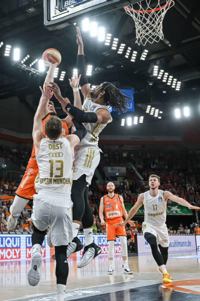 迎接新援，纽卡球迷拉横幅：伊萨克是叛徒，维萨才是真纽卡人