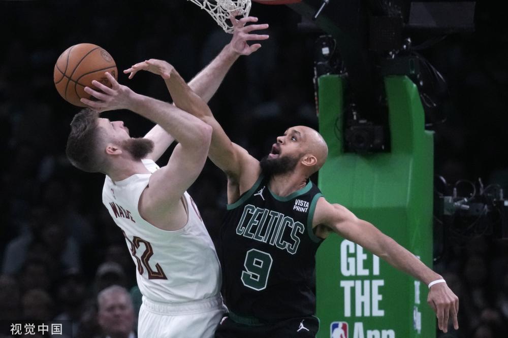 迎接新援，纽卡球迷拉横幅：伊萨克是叛徒，维萨才是真纽卡人